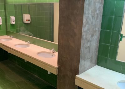 Baño comercial con microcemento